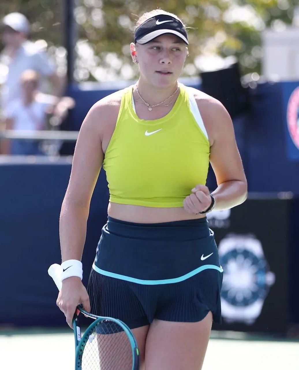 在场上拿出 在场上拿出